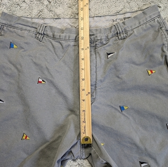J. Crew Shorts Men's 34 Gray Embroidered Flags Broken In Regular Fit Rolled Cuff - Picture 4 of 7